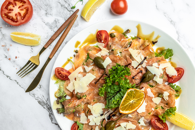Carpaccio di salmone con capperi