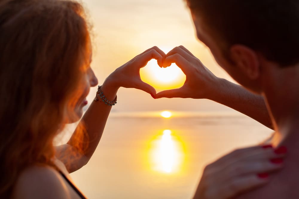 Coppia romantica al tramonto
