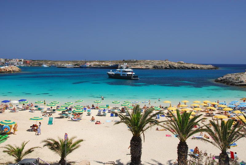 Cala Guitgia è adatta a famiglie con bambini per i suoi fondali bassi